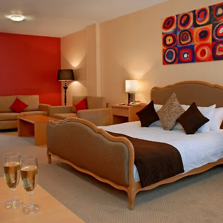 Antoinette Hotel Wimbledon-3
